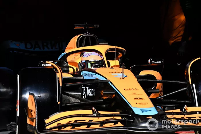 Daniel Ricciardo, McLaren MCL36, sale de boxes