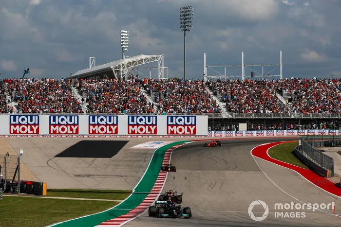 Lewis Hamilton, Mercedes W12, Max Verstappen, Red Bull Racing RB16B, y Sergio Pérez, Red Bull Racing RB16B