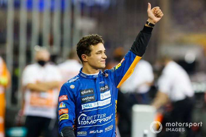 Lando Norris, de McLaren, levanta el pulgar tras conseguir el tercer puesto en la parrilla de salida