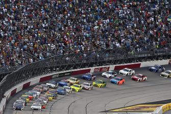 Denny Hamlin, Joe Gibbs Racing, Toyota Camry FedEx Throwback Toyota Camry and Kyle Larson, Chip Ganassi Racing, Chevrolet Camaro DC Solar start