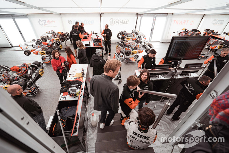 Nico Rosberg dan Taylor Barnard mengunjungi area Kart Republic
