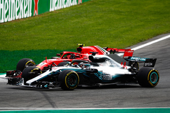 Lewis Hamilton, Mercedes AMG F1 W09, passe Kimi Raikkonen, Ferrari SF71H