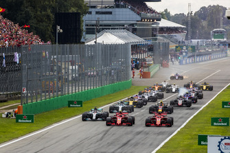 Kimi Raikkonen, Ferrari SF71H, Sebastian Vettel, Ferrari SF71H, Lewis Hamilton, Mercedes AMG F1 W09, Valtteri Bottas, Mercedes AMG F1 W09, Max Verstappen, Red Bull Racing RB14 Tag Heuer, en de rest van het veld bij de start