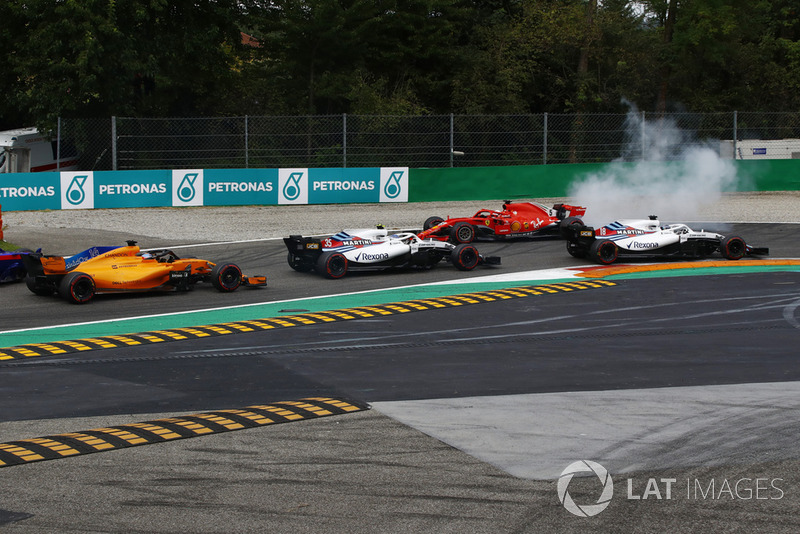 Sebastian Vettel, Ferrari SF71H trompea tras tocarse con Lewis Hamilton, Mercedes AMG F1 W09 en la primera vuelta del GP de Italia
