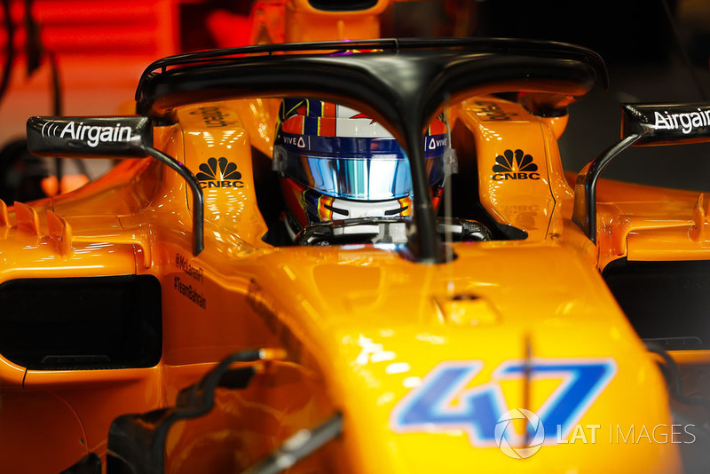 Lando Norris, McLaren MCL33, en el box