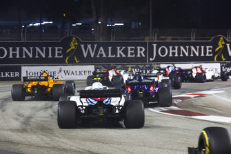 Marcus Ericsson, Sauber C37, leads Kevin Magnussen, Haas F1 Team VF-18, Stoffel Vandoorne, McLaren MCL33, Brendon Hartley, Toro Rosso STR13, and Sergey Sirotkin, Williams FW41