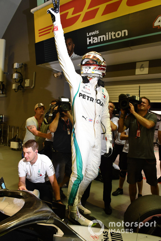 Il poleman Lewis Hamilton, Mercedes-AMG F1 W09, festeggia nel parco chiuso