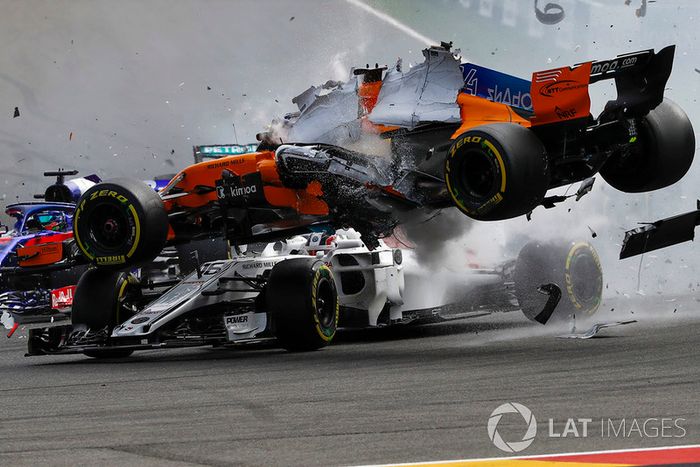 Charles Leclerc, Sauber C37, Fernando Alonso, McLaren MCL33 