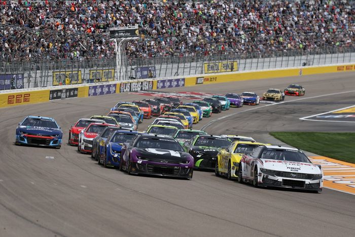 Austin Cindric, Team Penske Ford, Alex Bowman, Hendrick Motorsports Chevrolet