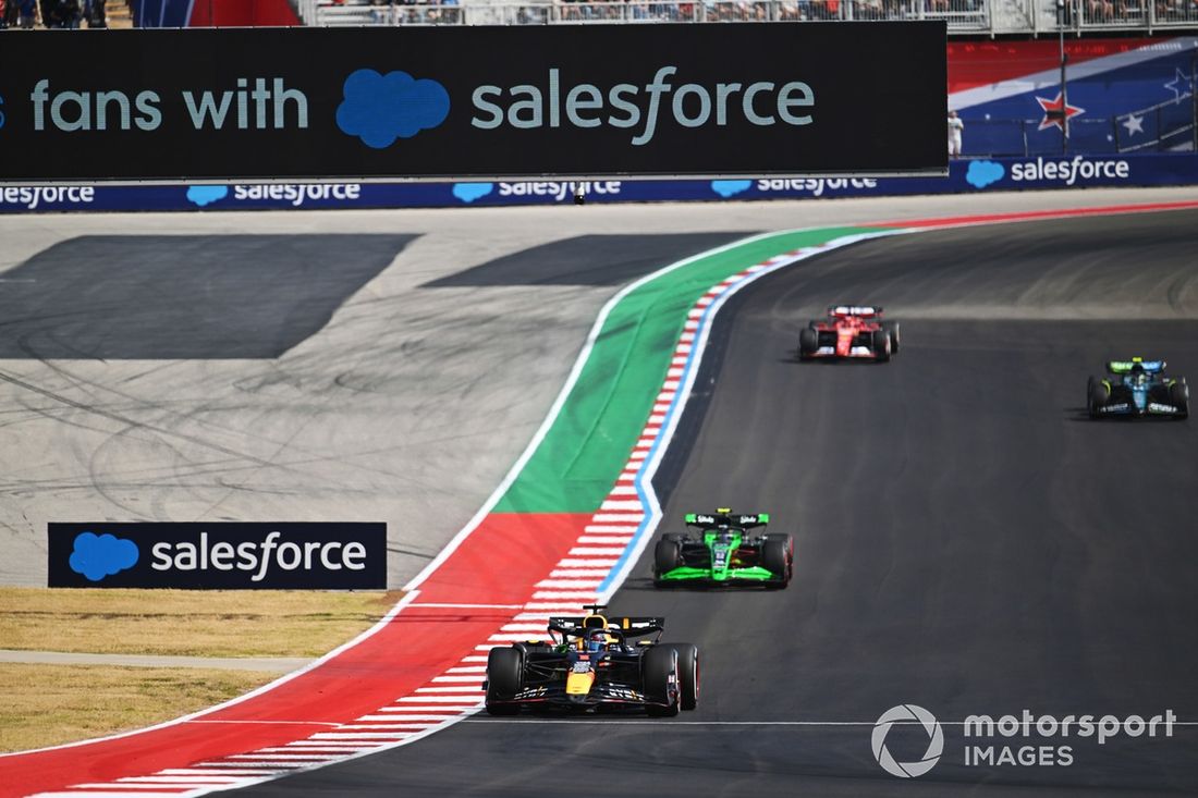 Max Verstappen, Red Bull Racing RB20, Zhou Guanyu, Stake F1 Team KICK Sauber C44, Fernando Alonso, Aston Martin AMR24