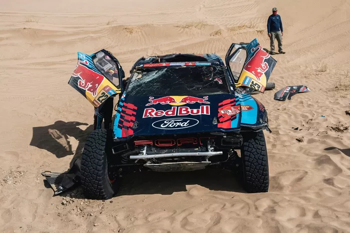 #225 Ford M-Sport Ford: Carlos Sainz, Lucas Cruz, crash