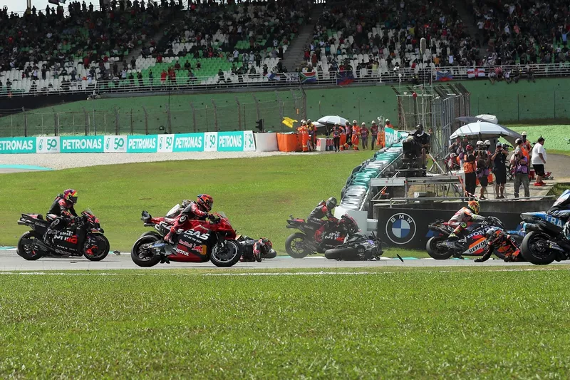 Brad Binder, Red Bull KTM Factory Racing, Jack Miller, Red Bull KTM Factory Racing, Fabio Quartararo, Yamaha Factory Racing Crash