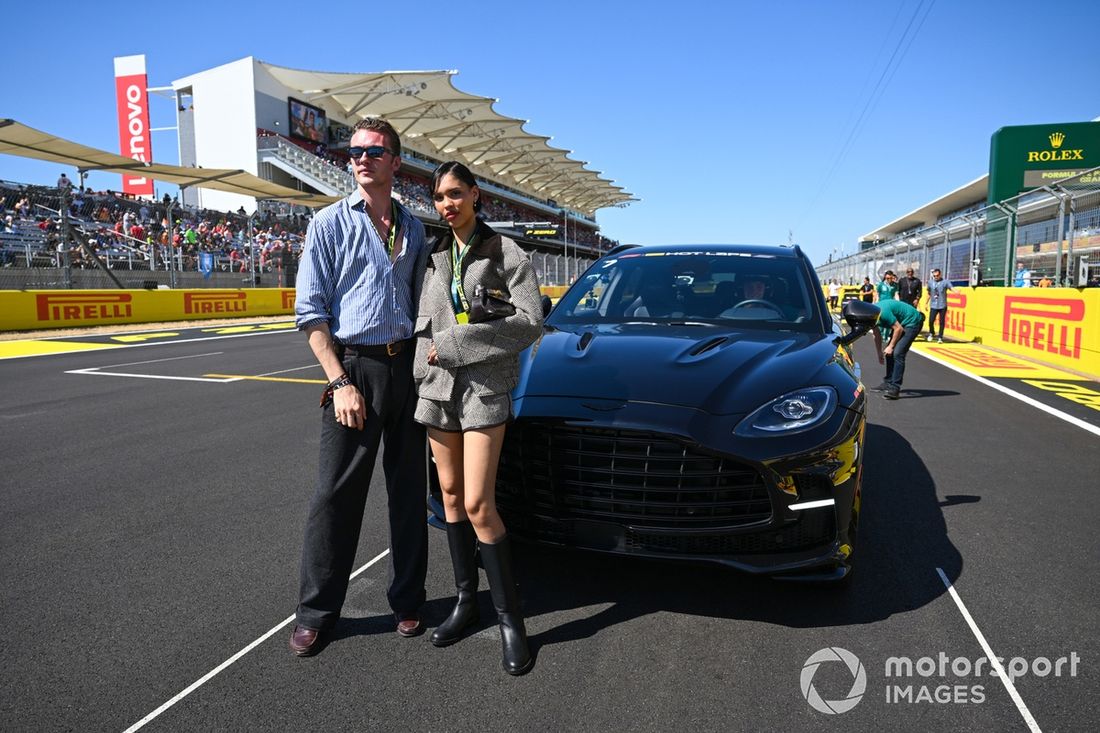 Nara Smith e Lucky Blue Smith para as voltas quentes do Aston Martin Pirelli