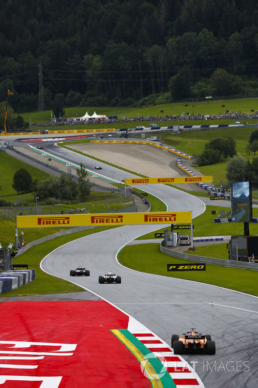 Pierre Gasly, Toro Rosso STR13., leads Sergey Sirotkin, Williams FW41 y Fernando Alonso, McLaren MCL33