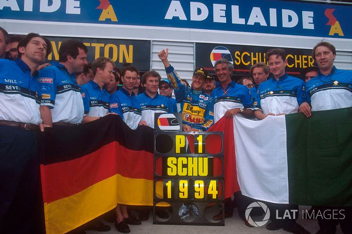 Michael Schumacher celebra su título de F1 con Flavio Briatore, Tom Walkinshaw y el resto del equipo Benetton