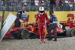 Sebastian Vettel, Ferrari SF71H, se ne va dopo l'incidente