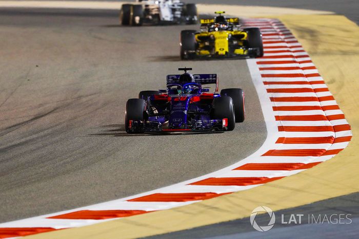 Brendon Hartley, Toro Rosso STR13 Honda, Carlos Sainz Jr., Renault Sport F1 Team R.S. 18