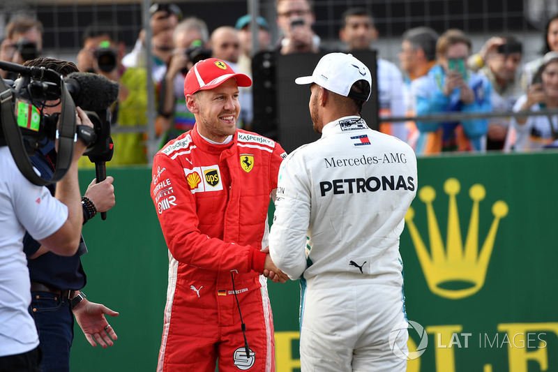 Ganador de la pole Sebastian Vettel, Ferrari y Lewis Hamilton, Mercedes-AMG F1 celebran en el parque cerrado