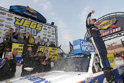 Race winner Johnny Sauter, GMS Racing, Chevrolet