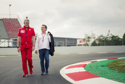Maurizio Arrivabene, Team Principal Ferrari e Louis Camilleri, Chairman Philip Morris, camminano lungo il circuito