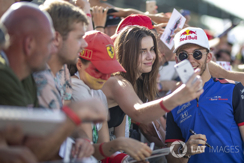Pierre Gasly, Scuderia Toro Rosso fans selfie