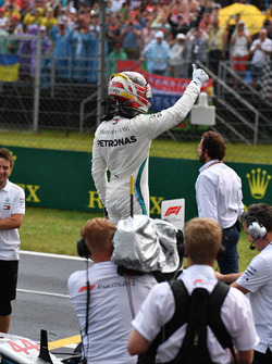 f1-hungarian-gp-2018-lewis-hamilton-mercedes-amg-f1-w09-celebrates-in-parc-ferme Hamilton não enfrenta dificuldades e vence na Hungria Esportes f1-hungarian-gp-2018-lewis-hamilton-mercedes-amg-f1-w09-celebrates-in-parc-ferme Hamilton não enfrenta dificuldades e vence na Hungria Esportes