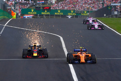 Daniel Ricciardo, Red Bull Racing y Fernando Alonso, McLaren MCL33 sacan chispas