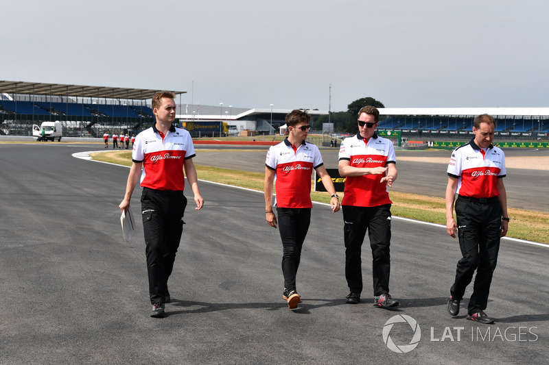 Charles Leclerc, Sauber, cammina lungo il circuito