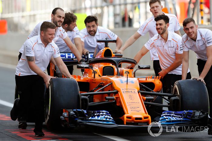 Mecánicos con el coche de Fernando Alonso, McLaren MCL33
