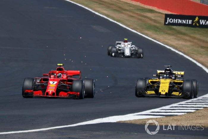 Kimi Raikkonen, Ferrari SF71H pasa a Carlos Sainz Jr., Renault Sport F1 Team R.S. 18