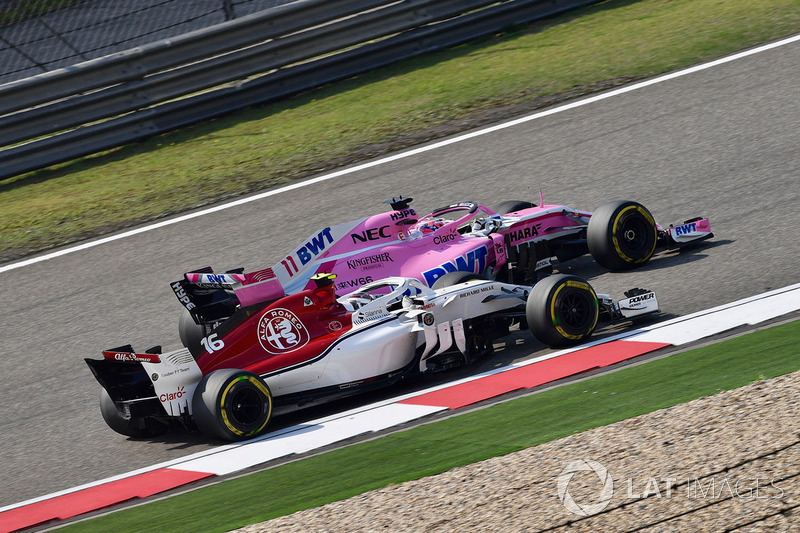 Charles Leclerc, Sauber C37 e Sergio Perez, Force India VJM11