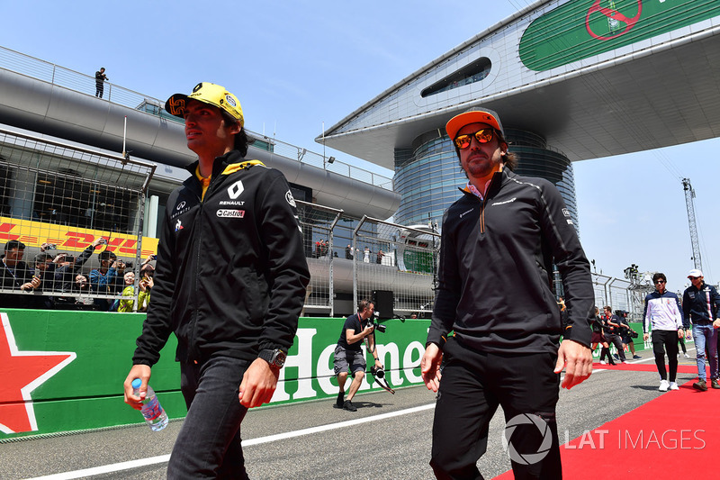 Carlos Sainz Jr., Renault Sport F1 Team y Fernando Alonso, McLaren en el desfile de pilotos