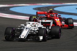 Шарль Леклер, Sauber C37, попереду Кімі Райкконена, Ferrari SF71H