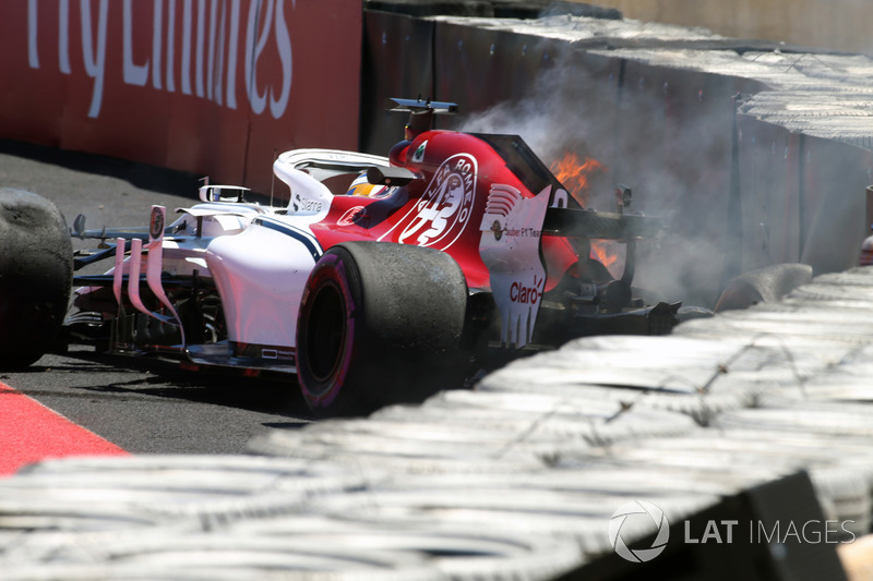 Marcus Ericsson, Sauber C37 choca en la PL1 y se incendia