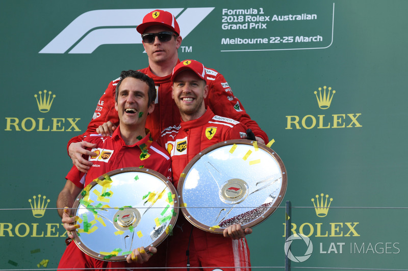 Iñaki Rueda, Ferrari estratega, Sebastian Vettel, Ferrari y Kimi Raikkonen, Ferrari celebran en el podio con los trofeos