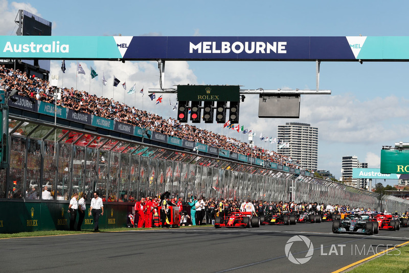 The grid is cleared of equipment and personnel as the drivers prepare to begin the formation lap