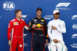 Daniel Ricciardo, Red Bull Racing, Sebastian Vettel, Ferrari ve Lewis Hamilton, Mercedes AMG F1 ile birlikte pole pozisyonunu kutluyor
