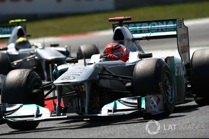 Michael Schumacher, Mercedes GP W02, precede Nico Rosberg, Mercedes GP W02