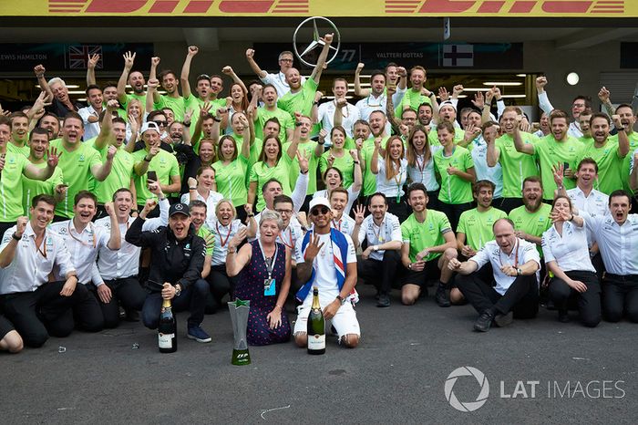 Campeón del mundo de F1 2017 Lewis Hamilton, Mercedes AMG F1 con su madre Carmen Lockhart