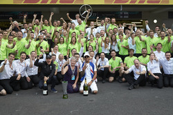 Le Champion du monde 2017 Lewis Hamilton, Mercedes AMG F1, fait la fête avec sa mère Carmen Lockhart et son équipe