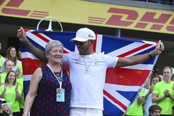 2017 World Champion Lewis Hamilton, Mercedes AMG F1 celebrates with his mother Carmen Lockhart and t