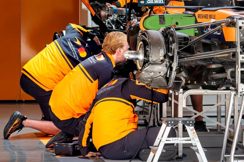 Les mécaniciens McLaren travaillent sur la voiture. 