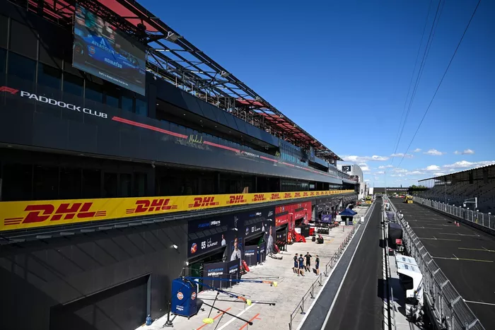 Una vista panorámica del pit lane
