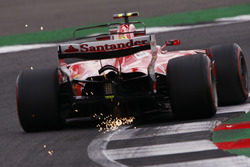 Kimi Raikkonen, Ferrari SF70H, kıvılcım saçıyor