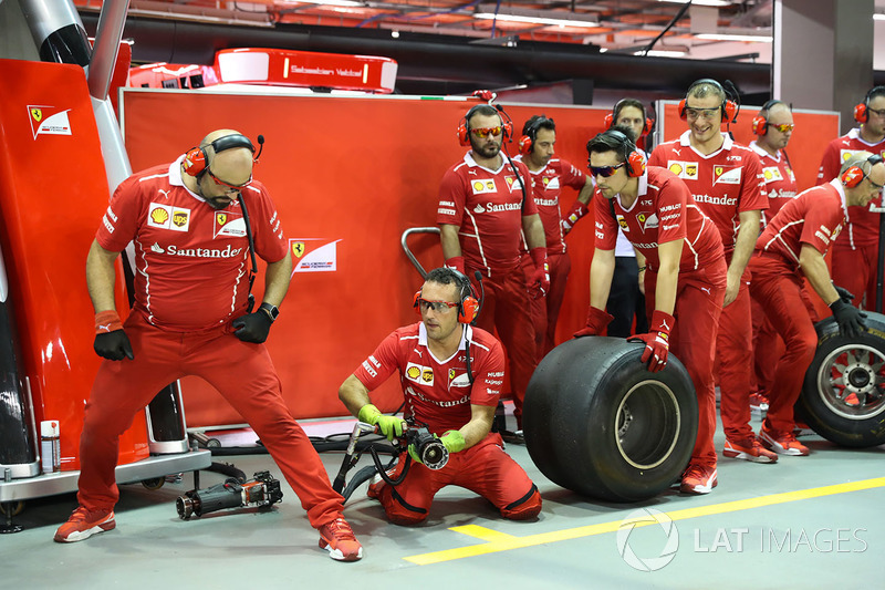 Ferrari mechanis during pit stop practice