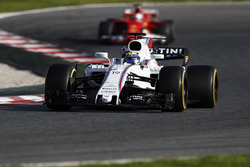 Felipe Massa, Williams FW40, devant Sebastian Vettel, Ferrari SF70H