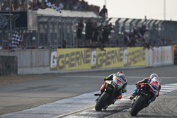 Deuxième place pour Chaz Davies, Ducati Team, troisième place pour Tom Sykes, Kawasaki Racing