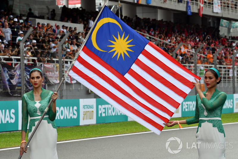 Grid girls, the Flag of Malaysia