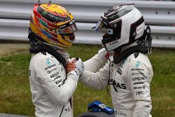 Le poleman Lewis Hamilton, Mercedes AMG F1 et Valtteri Bottas, Mercedes AMG F1 fêtent leur doublé dans le Parc Fermé