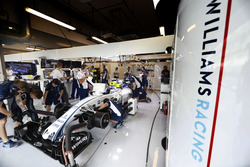 Инженеры работают с Williams FW38 Валттери Боттаса